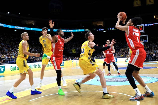 03.10.2026, Deutschland, GER, DEU, Basketball, 1.Bundesliga, 1.Tag, Saison 2026 2027, Berlin, ALBA Berlin vs Bamberg Sam Griesel ( ALBA Berlin 5 ), Justin Bean ( ALBA Berlin 34 ), Nevio Bennefeld ( ALBA Berlin 22 ), Jonathan Baehre ( Bamberg 1 ), Jordan Jones ( Bamberg 4 ) nordphoto GmbH Engler Berlin Uber-Arena Berlin Deutschland Copyright: xNordphotox xEnglerx