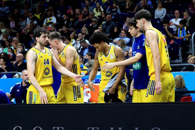 03.10.2026, Deutschland, GER, DEU, Basketball, 1.Bundesliga, 1.Tag, Saison 2026 2027, Berlin, ALBA Berlin vs Bamberg ALBA-Spielerbank, JULIUS BOEHMER ( ALBA Berlin 44 ), Jack Kayil( ALBA Berlin 7 ), Nevio Bennefeld ( ALBA Berlin 22 ) nordphoto GmbH Engler Berlin Uber-Arena Berlin Deutschland Copyright: xNordphotox xEnglerx