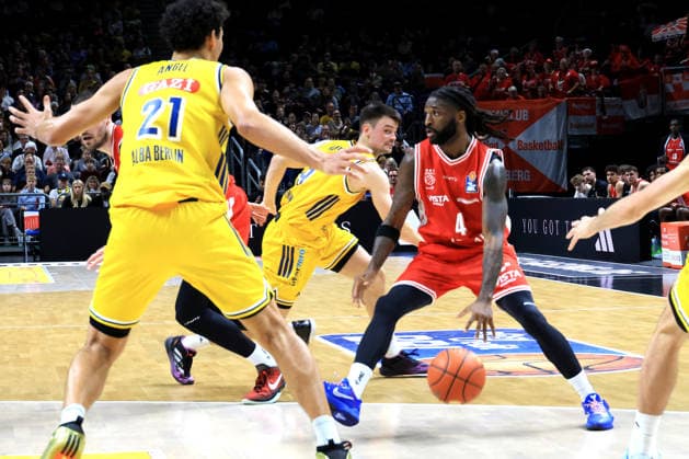 03.10.2026, Deutschland, GER, DEU, Basketball, 1.Bundesliga, 1.Tag, Saison 2026 2027, Berlin, ALBA Berlin vs Bamberg JONAS MATTISSECK ( ALBA Berlin 9 ), BRANDON ANGEL ( ALBA Berlin 21 ), Jordan Jones ( Bamberg 4 ) nordphoto GmbH Engler Berlin Uber-Arena Berlin Deutschland Copyright: xNordphotox xEnglerx