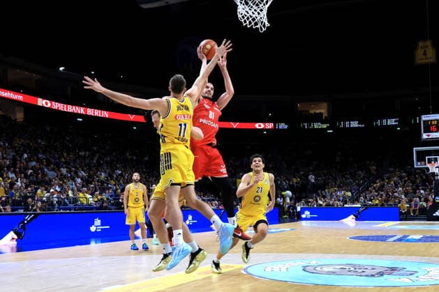 03.10.2026, Deutschland, GER, DEU, Basketball, 1.Bundesliga, 1.Tag, Saison 2026 2027, Berlin, ALBA Berlin vs Bamberg JOE WIESKAMP ( ALBA Berlin 11 ), Daniel Keppeler ( Bamberg 31 ) nordphoto GmbH Engler Berlin Uber-Arena Berlin Deutschland Copyright: xNordphotox xEnglerx