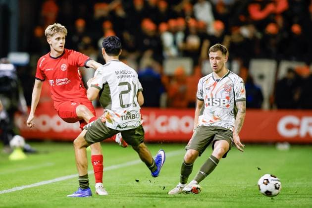 ALMERE , 03-10-2026 , Yanmar Stadium , season 2026 2027 , Dutch , Keukenkampioen division , match between 20:00 uur Almere City FC and FC Volendam , picture shows Almere City FC player Martin Wasinski vs FC Volendam player Younes Jaber El Meftahi Almere City - Volendam  x207866254x Copyright: