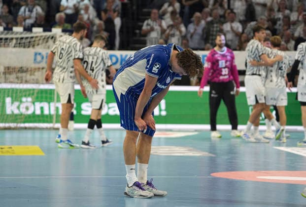 Foto : Enttäuschung bei Miro Schluroff ( Gummersbach ) nach dem Schlusspfiff , im Hintergrund tanzende Kieler Spieler feiern den Sieg Handball Herren 1. Bundesliga am Sa. 03.10.2026 THW Kiel - VfL Gummersbach