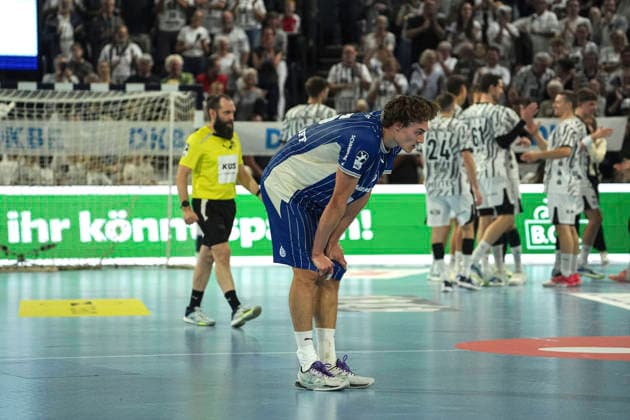 Foto : Enttäuschung bei Miro Schluroff ( Gummersbach ) nach dem Schlusspfiff , im Hintergrund tanzende Kieler Spieler feiern den Sieg Handball Herren 1. Bundesliga am Sa. 03.10.2026 THW Kiel - VfL Gummersbach