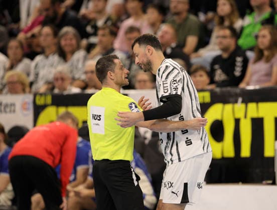 Foto : Domagoj Duvnjak (Kiel) hat Zoff mit Referee Mirko KRAG Handball Herren 1. Bundesliga am Sa. 03.10.2026 THW Kiel - VfL Gummersbach