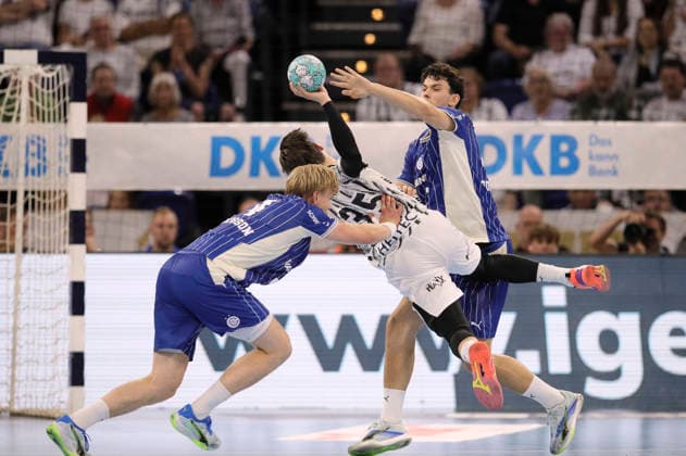 Foto : abwehrstarke Nikola ROGANOVIC ( rechts , Gummersbach ) und Ellidi Snaer Vidarsson gegen Domen MAKUC Handball Herren 1. Bundesliga am Sa. 03.10.2026 THW Kiel - VfL Gummersbach