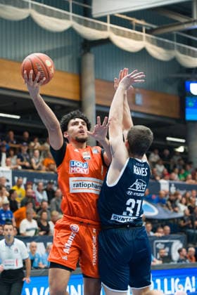 Adam Atamna (Ulm, 0), Spencer Reaves (MBC, 31), Syntainics MBC vs. Ratiopharm Ulm, BBL, Basketball Männer 1. Bundesliga, 4. Spieltag Saison 2026 27, 03.10.2026. Weißenfels Stadthalle Sachsen-Anhalt Deutschland