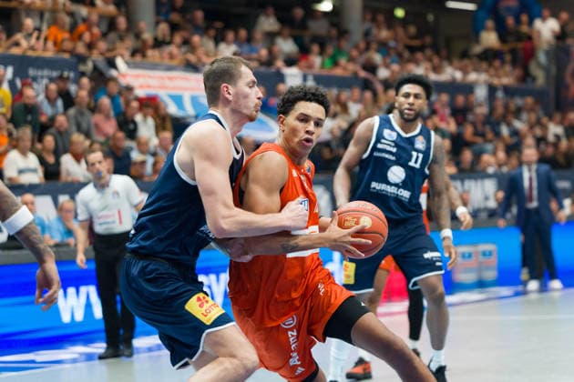Borisa Simanic (MBC, 22), Michael Rataj (Ulm, 12), Syntainics MBC vs. Ratiopharm Ulm, BBL, Basketball Männer 1. Bundesliga, 4. Spieltag Saison 2026 27, 03.10.2026. Weißenfels Stadthalle Sachsen-Anhalt Deutschland
