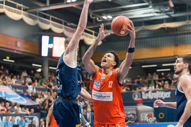 Borisa Simanic (MBC, 22), Michael Rataj (Ulm, 12), Syntainics MBC vs. Ratiopharm Ulm, BBL, Basketball Männer 1. Bundesliga, 4. Spieltag Saison 2026 27, 03.10.2026. Weißenfels Stadthalle Sachsen-Anhalt Deutschland