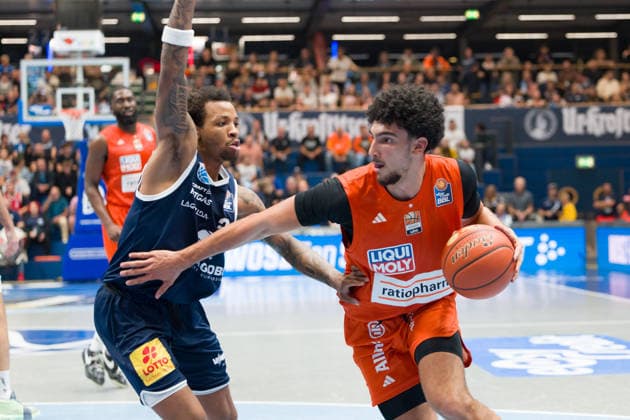 DeLonnie Hunt (MBC, 3), Adam Atamna (Ulm, 0), Syntainics MBC vs. Ratiopharm Ulm, BBL, Basketball Männer 1. Bundesliga, 4. Spieltag Saison 2026 27, 03.10.2026. Weißenfels Stadthalle Sachsen-Anhalt Deutschland