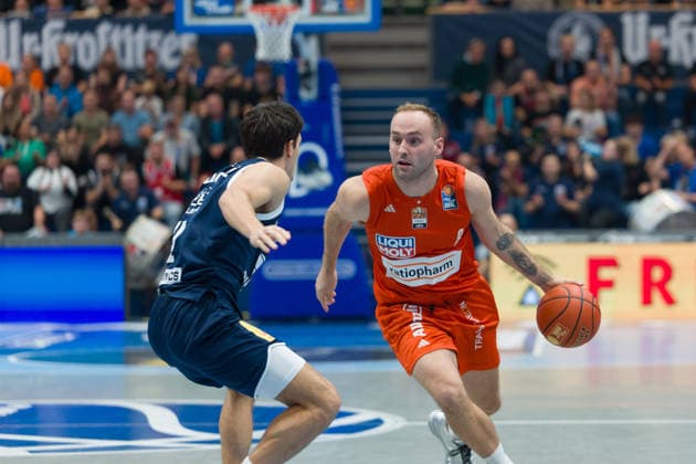Vuk Radojicic (MBC, 4), Devin Schmidt (Ulm, 8), Syntainics MBC vs. Ratiopharm Ulm, BBL, Basketball Männer 1. Bundesliga, 4. Spieltag Saison 2026 27, 03.10.2026. Weißenfels Stadthalle Sachsen-Anhalt Deutschland