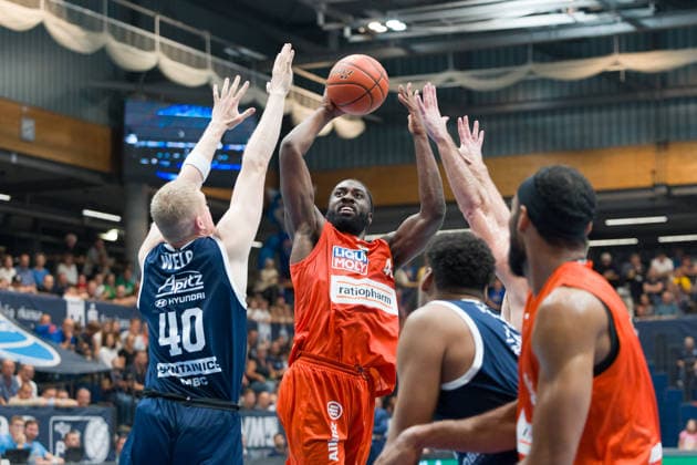 Collin Welp (MBC, 40), Oluwasimisola Shittu (Ulm, 45), Syntainics MBC vs. Ratiopharm Ulm, BBL, Basketball Männer 1. Bundesliga, 4. Spieltag Saison 2026 27, 03.10.2026. Weißenfels Stadthalle Sachsen-Anhalt Deutschland