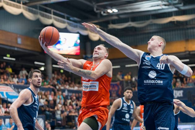 Jure Planinic (MBC, 44), Devin Schmidt (Ulm, 8), Collin Welp (MBC, 40), Syntainics MBC vs. Ratiopharm Ulm, BBL, Basketball Männer 1. Bundesliga, 4. Spieltag Saison 2026 27, 03.10.2026. Weißenfels Stadthalle Sachsen-Anhalt Deutschland