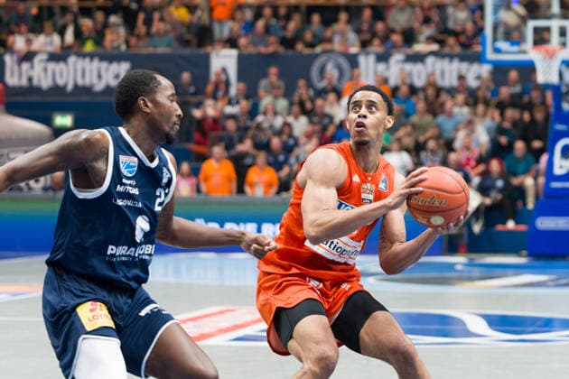 Kris Clyburn (MBC, 21), Jaylen Sims (Ulm, 30), Syntainics MBC vs. Ratiopharm Ulm, BBL, Basketball Männer 1. Bundesliga, 4. Spieltag Saison 2026 27, 03.10.2026. Weißenfels Stadthalle Sachsen-Anhalt Deutschland
