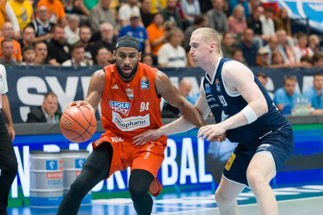 Armel Traore (Ulm, 94), Collin Welp (MBC, 40), Syntainics MBC vs. Ratiopharm Ulm, BBL, Basketball Männer 1. Bundesliga, 4. Spieltag Saison 2026 27, 03.10.2026. Weißenfels Stadthalle Sachsen-Anhalt Deutschland