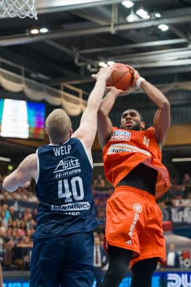 Collin Welp (MBC, 40), Armel Traore (Ulm, 94), Syntainics MBC vs. Ratiopharm Ulm, BBL, Basketball Männer 1. Bundesliga, 4. Spieltag Saison 2026 27, 03.10.2026. Weißenfels Stadthalle Sachsen-Anhalt Deutschland