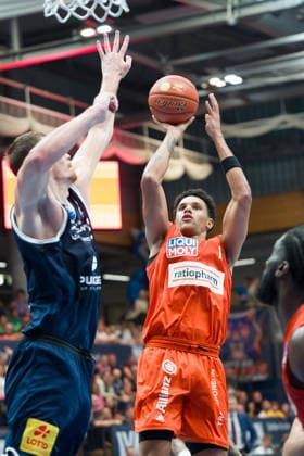 Borisa Simanic (MBC, 22), Meissa Faye (Ulm, 11) Syntainics MBC vs. Ratiopharm Ulm, BBL, Basketball Männer 1. Bundesliga, 4. Spieltag Saison 2026 27, 03.10.2026. Weißenfels Stadthalle Sachsen-Anhalt Deutschland