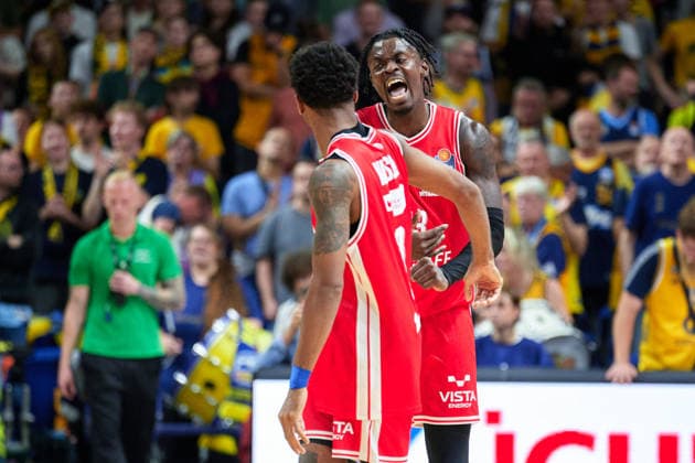 Bamberg Baskets jubeln ueber Sieg, Mylik Wilson (Bamberg Baskets, 10), Trevon Scott (Bamberg Baskets, 13), GER, ALBA Berlin vs. BMA 365 Bamberg Baskets, Basketball Herren, easy Credit BBL, Saison 2026 27, 4. Spieltag, 03.10.2026 GER, ALBA Berlin vs. BMA 365 Bamberg Baskets, Basketball Herren, easy Credit BBL, Saison 2026 27, 4. Spieltag, 03.10.2026 Berlin