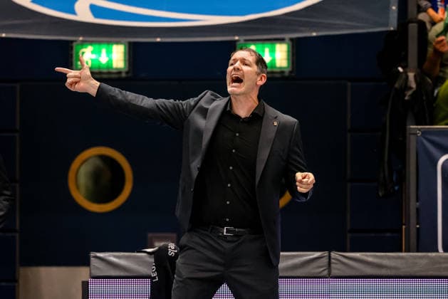Ty Harrelson (ratiopharm ulm, Chef-Trainer) gibt Anweisungen, gestikuliert, GER, Syntainics MBC vs. Ratiopharm Ulm, Basketball, 1. Bundesliga, 4. Spieltag, Spielzeit 2026 2027, 03.10.2026 GER, Syntainics MBC vs. Ratiopharm Ulm, Basketball, 1. Bundesliga, 4. Spieltag, Spielzeit 2026 2027, 03.10.2026 Weissenfels Copyright: xEibner-Pressefoto LauraxRoemerx EP_LRR