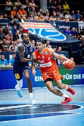 BB-1BL Herren Syntainics MBC - Ratiopharm Ulm Jaylen Sims (Ratiopharm Ulm) mit Kris Clyburn (Syntainics MBC) waehrend der Saison 2026-2027 in der 1. EasyCredit Bundesliga am 4. Spieltag zwischen Syntainics MBC und Ratiopharm Ulm in der Stadthalle Weissenfels am 3. October 2026 in Weissenfels, Sachsen Anhalt, Deutschland