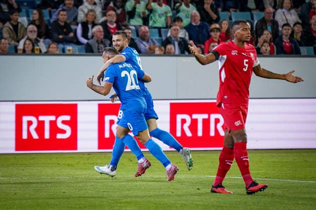 Fussball UEFA Nations League 2026 - 2027, 3. Spieltag - Schweiz vs Slowenien - Thermoplan Arena (Luzern): Tor und Torjubel zum 0:1 durch Zan Vipotnik (Slowenien, 18) Freude, Emotionen, Jubel mit Aljosa Matko (Slowenien, 20) - Manuel Akanji (Schweiz, 5) geschockt Copyright: xJOERANxSTEINSIEKx