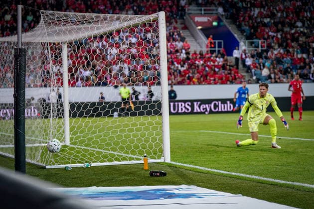 Fussball UEFA Nations League 2026 - 2027, 3. Spieltag - Schweiz vs Slowenien - Thermoplan Arena (Luzern): Tor und Torjubel zum 0:1 durch Zan Vipotnik (Slowenien, 18) - Gregor Kobel (Schweiz, 1) kann dem Ball nur hinterher gucken Copyright: xJOERANxSTEINSIEKx