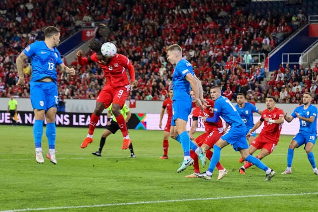 Johan Manzambi (Schweiz, 09) beim Kopfball , Schweiz, UEFA , Nations League, Matchday 3, Schweiz vs. Slowenien, 03.10.2026, Luzern Swissporarena Schweiz Copyright: xGrantxHubbsx