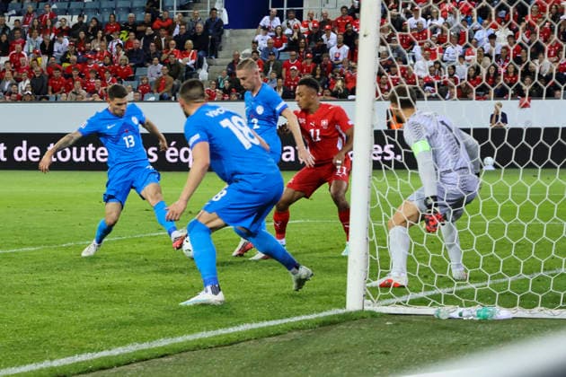 1:1 Eigentor Slowenien durch Erik Janza (Slowenien, 13) , Schweiz, UEFA , Nations League, Matchday 3, Schweiz vs. Slowenien, 03.10.2026, Luzern Swissporarena Schweiz Copyright: xGrantxHubbsx