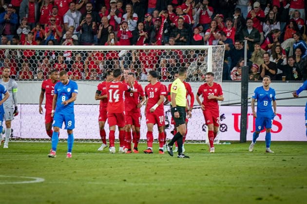 Fussball UEFA Nations League 2026 - 2027, 3. Spieltag - Schweiz vs Slowenien - Thermoplan Arena (Luzern): Tor und Torjubel zum 1:1 Ausgleich durch ein Eigentor von Erik Janza (Slowenien, 13) Freude, Emotionen, Jubel Copyright: xJOERANxSTEINSIEKx