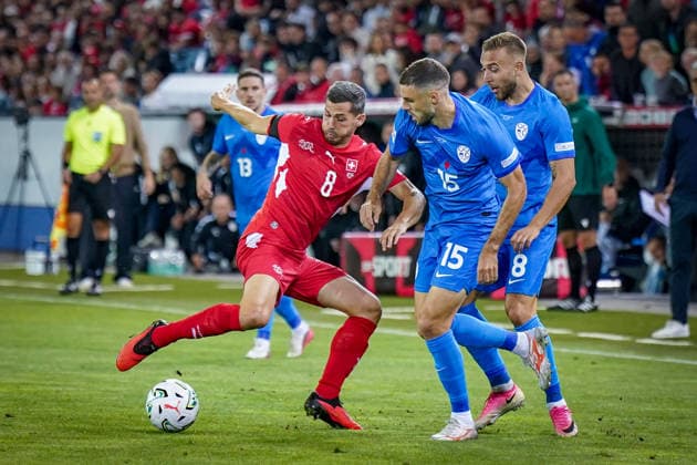 Fussball UEFA Nations League 2026 - 2027, 3. Spieltag - Schweiz vs Slowenien - Thermoplan Arena (Luzern): Remo Freuler (Schweiz, 8) Danijel Sturm (Slowenien, 15) Sandi Lovric (Slowenien, 8) Copyright: xJOERANxSTEINSIEKx