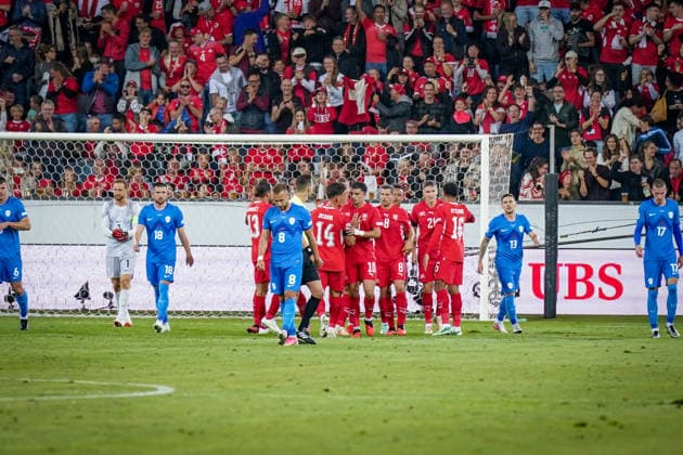 Fussball UEFA Nations League 2026 - 2027, 3. Spieltag - Schweiz vs Slowenien - Thermoplan Arena (Luzern): Tor und Torjubel zum 1:1 Ausgleich durch ein Eigentor von Erik Janza (Slowenien, 13) Freude, Emotionen, Jubel Copyright: xJOERANxSTEINSIEKx