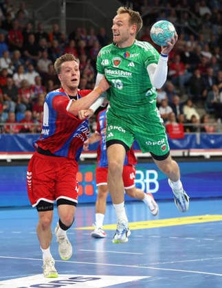 2026.10.03 Deutschland, Bietigheim Handball SG BBM Bietigheim vs. Berliner Füchse, vorn v.l. Till Hermann (BBM), Markus Gidsel (Berlin)