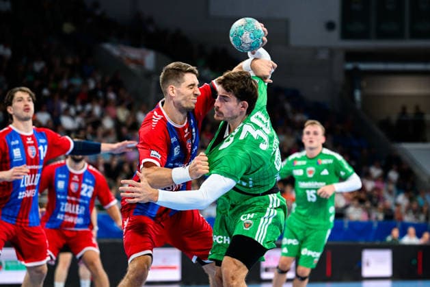 Bietigheim: HBL - 26 27 - SG BBM Bietigheim - Fuechse Berlin v. li. im Zweikampf Nikola Vlahovic (Bietigheim) und Aymeric Zaepfel (Berlin) Bietigheim-Bissingen Egetrans Arena Baden-Württemberg Deutschland