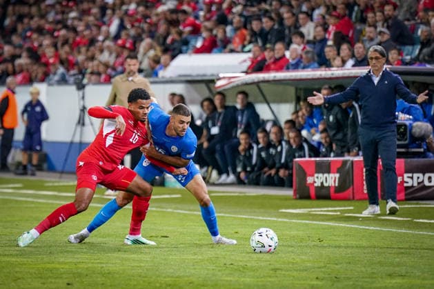 Fussball UEFA Nations League 2026 - 2027, 3. Spieltag - Schweiz vs Slowenien - Thermoplan Arena (Luzern): Zachary Athekame (Schweiz, 16) und Danijel Sturm (Slowenien, 15) im Zweikampf - Murat Yakin (Schweiz, Trainer) mit Geste Copyright: xJOERANxSTEINSIEKx