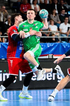 Bietigheim: HBL - 26 27 - SG BBM Bietigheim - Fuechse Berlin v. li. im Zweikampf Jonathan Fischer (Bietigheim) und Nils Lichtlein (Berlin) Bietigheim-Bissingen Egetrans Arena Baden-Württemberg Deutschland