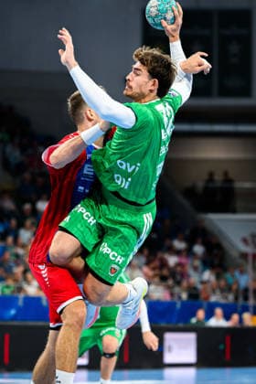 Bietigheim: HBL - 26 27 - SG BBM Bietigheim - Fuechse Berlin v.li. Nikola Vlahovic (Bietigheim), Aymeric Zaepfel (Berlin) Bietigheim-Bissingen Egetrans Arena Baden-Württemberg Deutschland