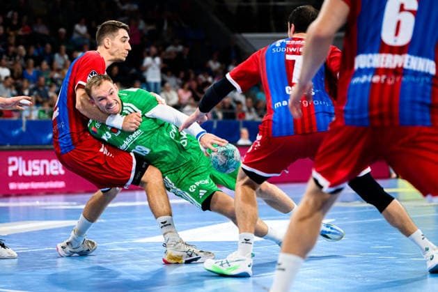 Bietigheim: HBL - 26 27 - SG BBM Bietigheim - Fuechse Berlin v. li. im Zweikampf Nikola Vlahovic (Bietigheim) und Mathias Gidsel (Berlin) Bietigheim-Bissingen Egetrans Arena Baden-Württemberg Deutschland
