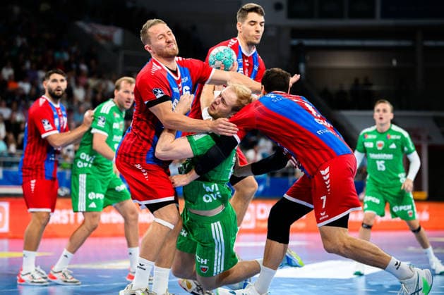 Bietigheim: HBL - 26 27 - SG BBM Bietigheim - Fuechse Berlin v. li. im Zweikampf Lukas Wucherpfennig (Bietigheim) und Matthes Langhoff (Berlin), Dominik Claus (Bietigheim) Bietigheim-Bissingen Egetrans Arena Baden-Württemberg Deutschland