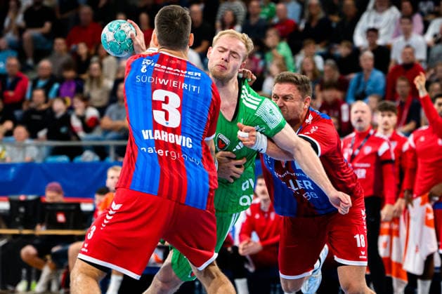 Bietigheim: HBL - 26 27 - SG BBM Bietigheim - Fuechse Berlin v. li. im Zweikampf Nikola Vlahovic (Bietigheim) und Matthes Langhoff (Berlin), Fabian Wiederstein (Bietigheim) Bietigheim-Bissingen Egetrans Arena Baden-Württemberg Deutschland