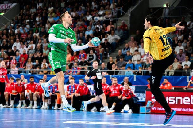 Bietigheim: HBL - 26 27 - SG BBM Bietigheim - Fuechse Berlin v.li. Mathias Gidsel (Berlin), Torhueter Martin Tomovski (Bietigheim) Bietigheim-Bissingen Egetrans Arena Baden-Württemberg Deutschland