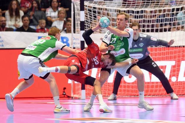 Olle Forsell Schefvert (MT Melsungen 25) (am Ball), Lukas Stutzke (TSV Hannover-Burgdorf 39) (L), Marian Michalczik (TSV Hannover-Burgdorf 22) , GER, MT Melsungen - TSV Hannover-Burgdorf, Handball, 1. Bundesliga, 7. Spieltag, Saison 2026 2027, 03.10.2026, GER, MT Melsungen - Hannover-Burgdorf, Handball, 1. Bundesliga, 7. Spieltag, Saison 2026 2027, 03.10.2026 Kassel Copyright: xEibner-Pressefotox xRolandxSippelx EP_RSL