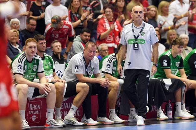 Juan Carlos Pastor Gomez (Trainer TSV Hannover-Burgdorf) vor der Bank, Lukas Stutzke (TSV Hannover-Burgdorf 39) (L) , GER, MT Melsungen - TSV Hannover-Burgdorf, Handball, 1. Bundesliga, 7. Spieltag, Saison 2026 2027, 03.10.2026, GER, MT Melsungen - Hannover-Burgdorf, Handball, 1. Bundesliga, 7. Spieltag, Saison 2026 2027, 03.10.2026 Kassel Copyright: xEibner-Pressefotox xRolandxSippelx EP_RSL