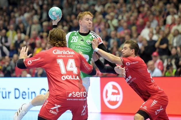 Jonathan Edvardsson (TSV Hannover-Burgdorf 26) (am Ball), Johannes Golla (MT Melsungen 14) (L), Olle Forsell Schefvert (MT Melsungen 25) (R) , GER, MT Melsungen - TSV Hannover-Burgdorf, Handball, 1. Bundesliga, 7. Spieltag, Saison 2026 2027, 03.10.2026, GER, MT Melsungen - Hannover-Burgdorf, Handball, 1. Bundesliga, 7. Spieltag, Saison 2026 2027, 03.10.2026 Kassel Copyright: xEibner-Pressefotox xRolandxSippelx EP_RSL
