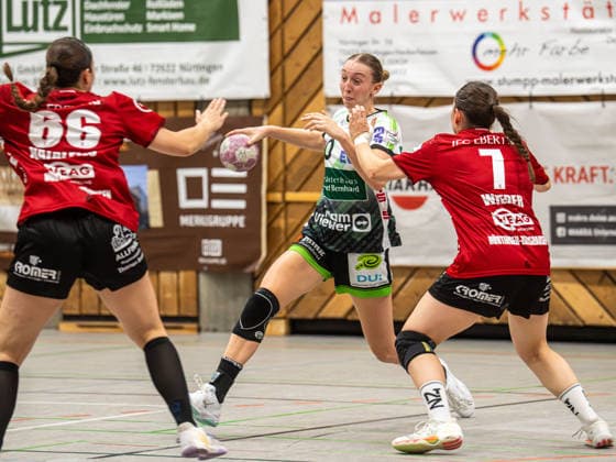 Matilda Ehlert (Frisch Auf Frauen, 10) im Zweikampf mit Lisa Wieder (SG Nuertingen-Zizishausen, 07), SG Nürtingen-Zizishausen vs. Frisch Auf Goeppingen, Handball, DHB-Pokal, Spielzeit 2026 2027, 03.10.2026 SG Nürtingen-Zizishausen vs. Frisch Auf Goeppingen, Handball, DHB-Pokal, Spielzeit 2026 2027, 03.10.2026 Nuertingen Copyright: xMichaelxSchmidt Eibner-Pressefotx EP_MST
