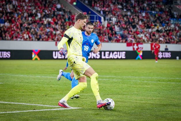 Fussball UEFA Nations League 2026 - 2027, 3. Spieltag - Schweiz vs Slowenien - Thermoplan Arena (Luzern): Gregor Kobel (Schweiz, 1) am Ball Copyright: xJOERANxSTEINSIEKx