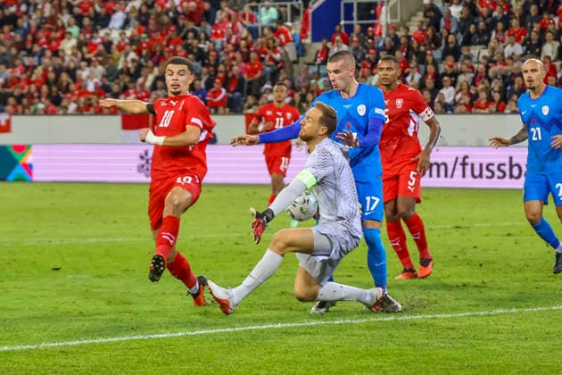 Zeki Amdouni (Schweiz, 10), Jan Oblak (Slowenien, 01) und David Zec (Slowenien, 17) im Kampf um den Ball , Schweiz, UEFA , Nations League, Matchday 3, Schweiz vs. Slowenien, 03.10.2026, Luzern Swissporarena Schweiz Copyright: xGrantxHubbsx