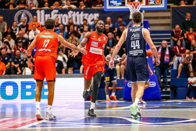 Michael Rataj (ratiopharm ulm, 12) und Oluwasimisola Shittu (ratiopharm ulm, 45) abklatschen nach Punkt, GER, Syntainics MBC vs. Ratiopharm Ulm, Basketball, 1. Bundesliga, 4. Spieltag, Spielzeit 2026 2027, 03.10.2026 GER, Syntainics MBC vs. Ratiopharm Ulm, Basketball, 1. Bundesliga, 4. Spieltag, Spielzeit 2026 2027, 03.10.2026 Weissenfels Copyright: xEibner-Pressefoto LauraxRoemerx EP_LRR