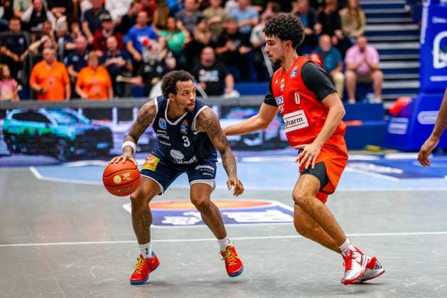 DeLonnie Hunt (SYNTAINICS MBC, 03) am Ball, Adam Atamna (ratiopharm ulm, 00) verteidigt, GER, Syntainics MBC vs. Ratiopharm Ulm, Basketball, 1. Bundesliga, 4. Spieltag, Spielzeit 2026 2027, 03.10.2026 GER, Syntainics MBC vs. Ratiopharm Ulm, Basketball, 1. Bundesliga, 4. Spieltag, Spielzeit 2026 2027, 03.10.2026 Weissenfels Copyright: xEibner-Pressefoto LauraxRoemerx EP_LRR
