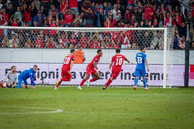 Fussball UEFA Nations League 2026 - 2027, 3. Spieltag - Schweiz vs Slowenien - Thermoplan Arena (Luzern): Tor und Torjubel zum 2:1 durch Dan Ndoye (Schweiz, 11) Freude, Emotionen, Jubel mit Zeki Amdouni (Schweiz, 10) und Michel Aebischer (Schweiz, 20) Copyright: xJOERANxSTEINSIEKx