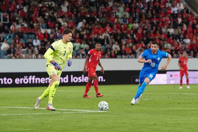 Luzern, Switzerland - October 03: Zan Vipotnik (18 SLO) against Goalkeeper Gregor Kobel (1 SUI) during the UEFA Nations League match between Switzerland and Slovenia at thermoplan arena on October 03, 2026 in Luzern, Switzerland. Copyright: xKjetilxWaberx xSPPx Sportspressphoto_SPR244755