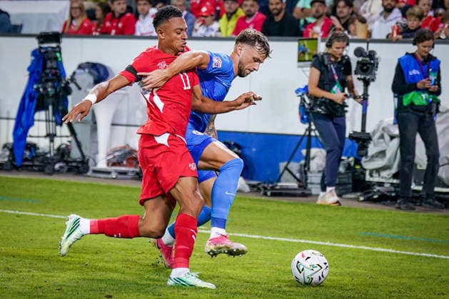 Fussball UEFA Nations League 2026 - 2027, 3. Spieltag - Schweiz vs Slowenien - Thermoplan Arena (Luzern): Dan Ndoye (Schweiz, 11) und David Brekalo (Slowenien, 23) im Zweikampf Copyright: xJOERANxSTEINSIEKx